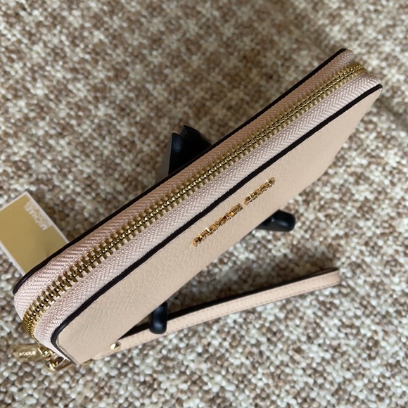 Michael Kors Jet Set Travel LG Flat MF Phone Case - Picture 9 of 15